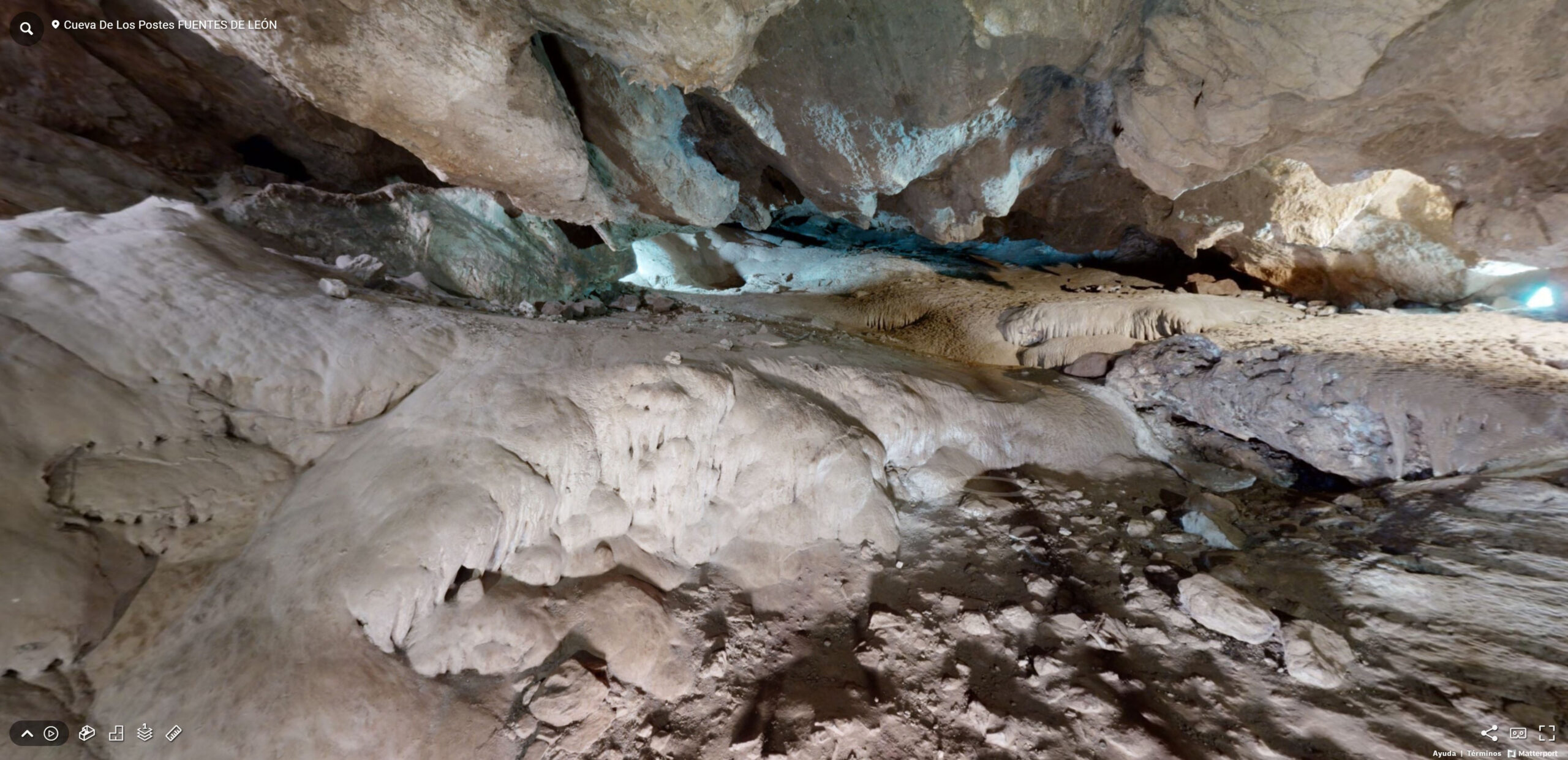 Cueva de los Postes, Fuentes de León