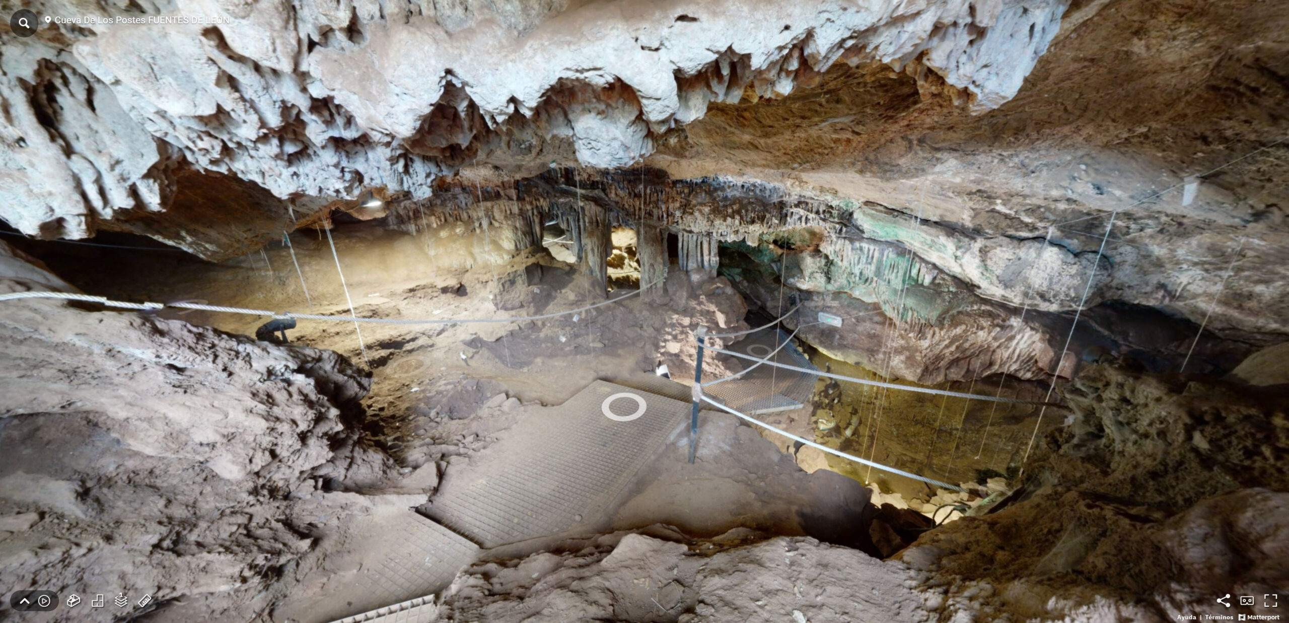 Cueva de los Postes, Fuentes de León