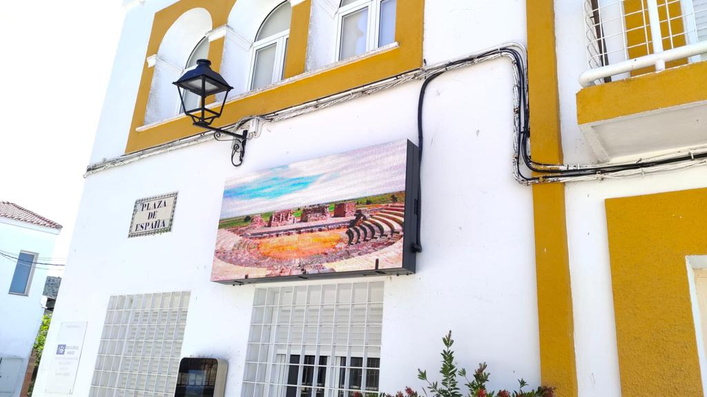 Pantalla-LED-Casas-De-Reina-MundoRed
